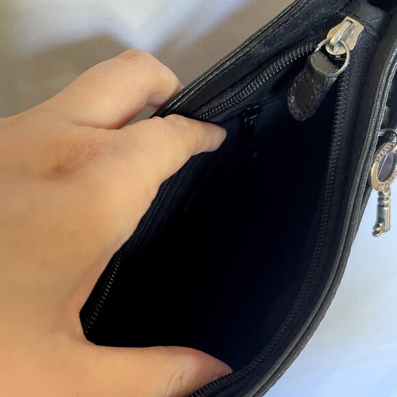 Fossil black leather shoulder bag zip closure two pockets adjustable straps - Picture 6 of 8